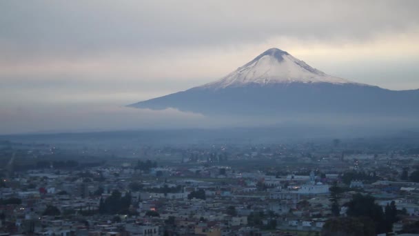 Popocatepetl 火山后的普埃布拉市 — 图库视频影像