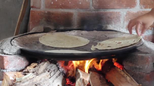Het Maken Van Echte Tortilla Een Comal — Stockvideo