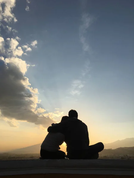 Sevgili çift gün batımında