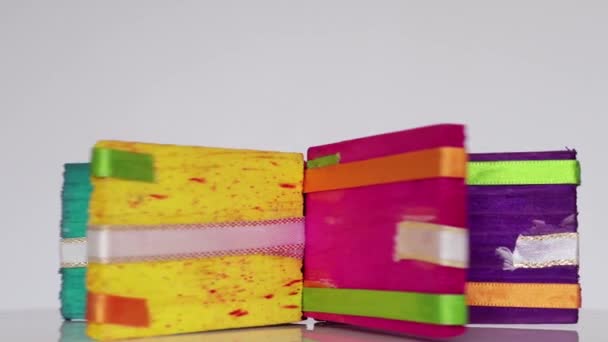 Jouet mexicain traditionnel tournant sur fond blanc 