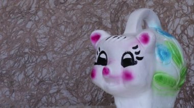 Geleneksel domuz kumbarasında 10 peso biriktiriliyor