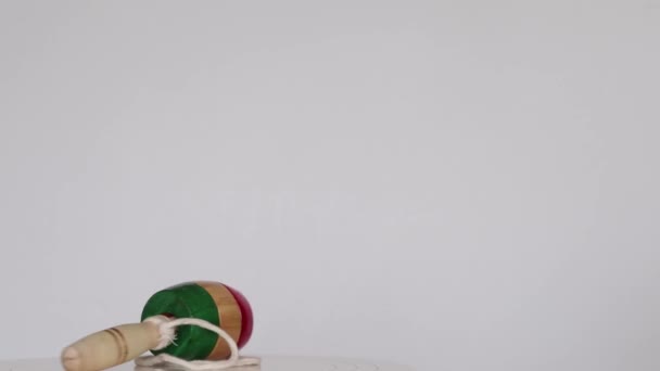 メキシコの伝統的なおもちゃ バレロ 白い背景に画面の隅に回転 — ストック動画