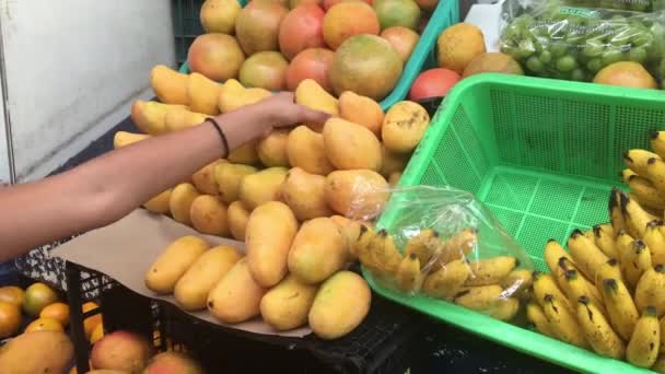 Mango Worden Opgepikt Lokale Markt — Stockvideo