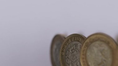 Dikey Meksika parası. Beyaz arkaplanda dönen 10 peso.
