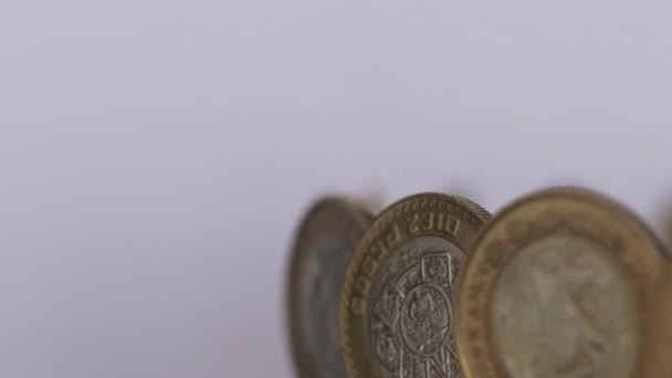 Vertikální Mexické Pesos Mince Rotující Nad Bílým Pozadím — Stock video