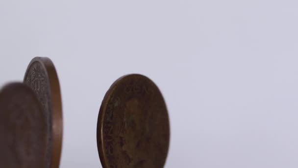 Παλιά Μεξικάνικα Νομίσματα Περιστρέφονται Πάνω Από Λευκό Φόντο — Αρχείο Βίντεο
