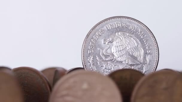Stará Mexická Mince Spinning Other Old Coins Selective Focus — Stock video