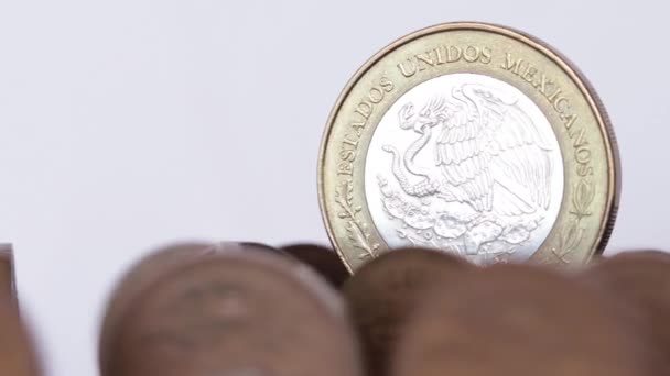 Пам Ятна 100 Песо Монета Крутиться Над Старими Мексиканськими Монетами — стокове відео
