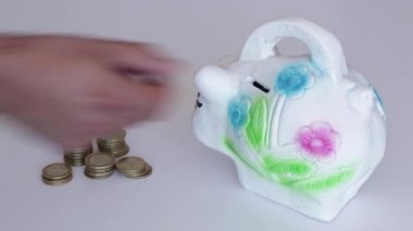 Meksika 10 pesosu farklı şekillerde geleneksel Meksika domuz kumbarasından kurtarılıyor.