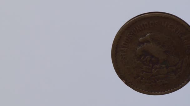 Gamla Mexikanska Cent Mynt Från 1945 Med Josefa Ortiz Dominguez — Stockvideo
