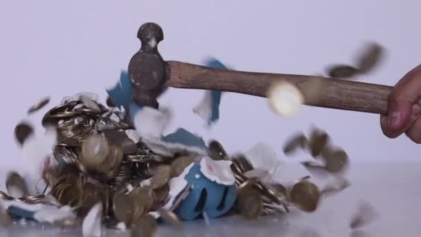 Blu Sparschwein Mit Hammer Und Mexikanischen Münzen Zerschlagen — Stockvideo