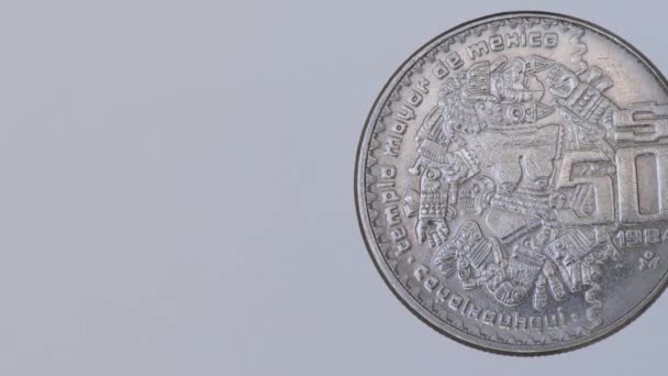 Alte Pesos Mexikanische Münze Rotiert Über Weißem Hintergrund — Stockvideo