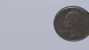 Çeyrek dolar beyaz arkaplan üzerinde dönüyor