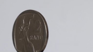 Beyaz arkaplan üzerinde 2 rand para döndürme
