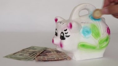 Meksika pezoları, dolar ve pesoların yanındaki kumbaradan kurtarılıyor. 