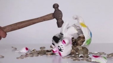 kumbara çekiçle kırma