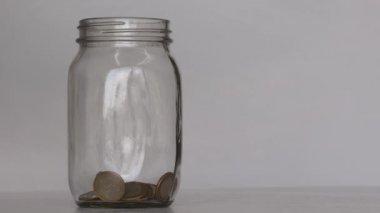 Meksika sikkeleri cam şişeyi dolduruyor