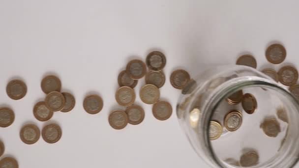 メキシコ通貨と白い背景の上のガラス瓶 — ストック動画