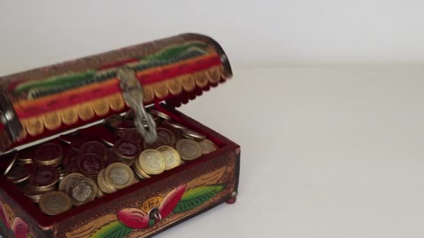 Красивый Красочный Ствол Сундук Открывает Раскрывает Мексиканские Монеты — стоковое видео