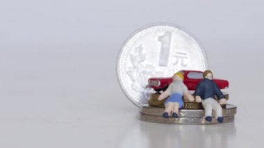 Minyatür Çinli Ailesi Arabası ve parası olan