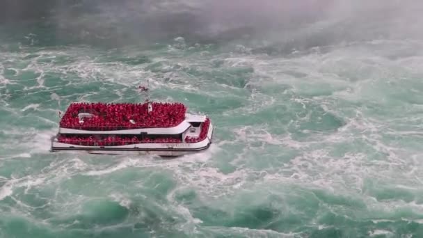 Canadian Boat Hornblower Niagara Falls – Stock-video