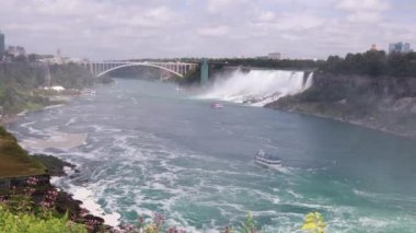 Niagara Şelalesi, Ontario. Kanada mı? 18 Ağustos 2019. Gökkuşağı Köprüsü ve Tekne ile Niagara Şelalesi.