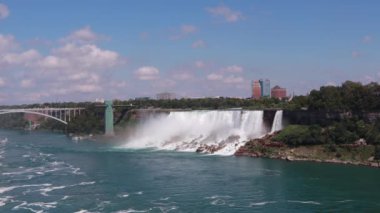 Niagara Şelalesi, Ontario. Kanada mı? 18 Ağustos 2019. ABD tarafında Şelale ve Raimbow Köprüsü