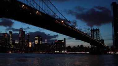 Geceleri Manhattan Köprüsü 'nün altındaki Skyline. Nyc