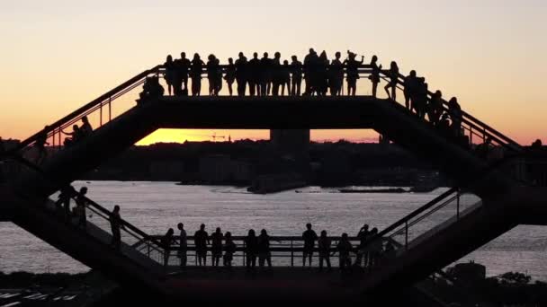 Gente Siluetas Viendo Puesta Sol Barco Ciudad Nueva York — Vídeos de Stock