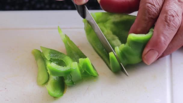 Corte Mano Viejo Pimiento Verde Sobre Pizarra Blanca — Vídeos de Stock