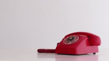 Eski kırmızı telefon aranıyor ve hoparlör görülüyor.