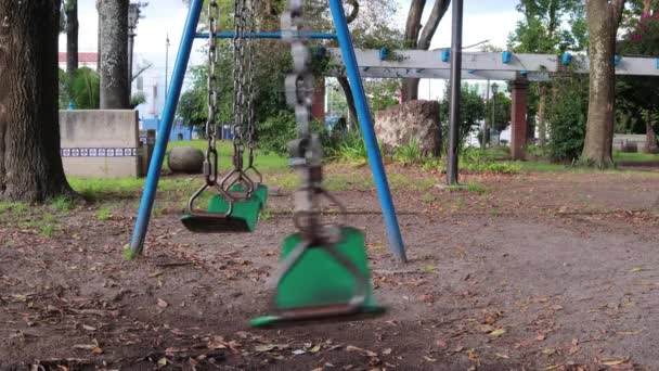 Swings Een Eenzaam Park Bewegen Vooruit Vooruit — Stockvideo