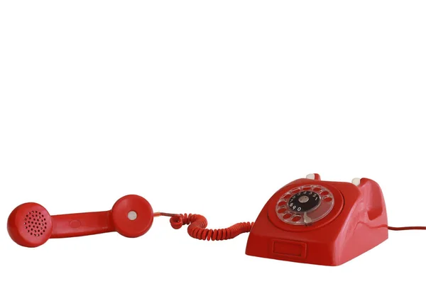 Ağ dışı beyaz arka planı olan klasik kırmızı telefon.