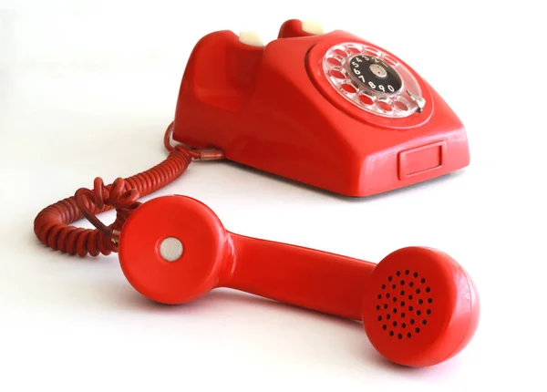 Önümüzde kapalı ahizeli kırmızı bir telefon var.