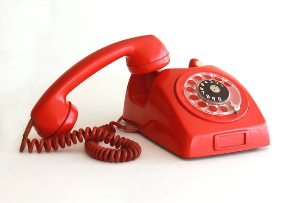 Kapalı ahizeli klasik kırmızı telefon.