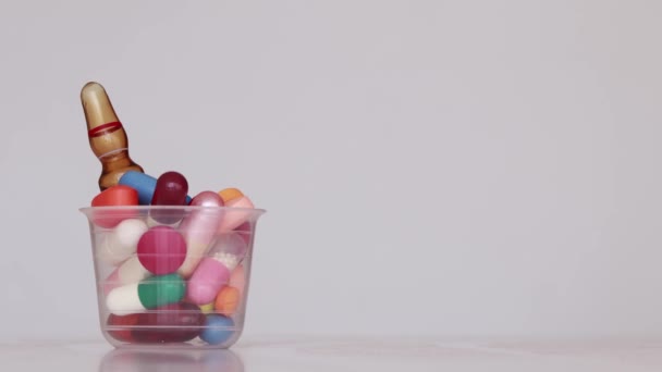 약에서 유리병을 꺼내서 놓는다 — 비디오