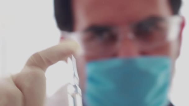 Biomedisch Onderzoeker Die Injectieflacon Met Wit Vaccin Verticaal Observeert — Stockvideo
