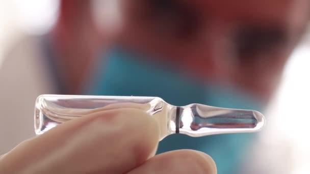 Epidemiólogo Observando Vial Vacuna Blanca Manera Horizontal — Vídeos de Stock