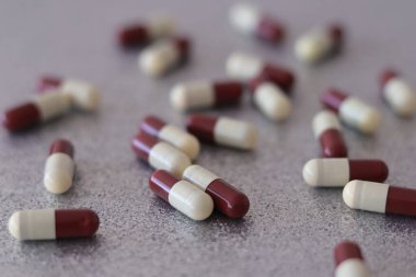 Seçici odak noktasında kırmızı ve beyaz kapsüller