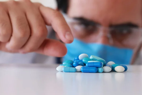 Homme Hispanique Sur Point Prendre Une Pilule Bleue Entre Autres Images De Stock Libres De Droits