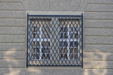 Kapalı düşük kör eski pencere.