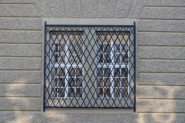 Kapalı düşük kör eski pencere.