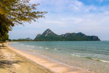 Tropikal bir plajda beyaz kum. Mueang Prac 'taki Blue Lagoon Plajı