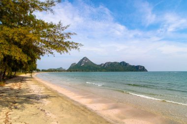 Tropikal bir plajda beyaz kum. Mueang Prac 'taki Blue Lagoon Plajı