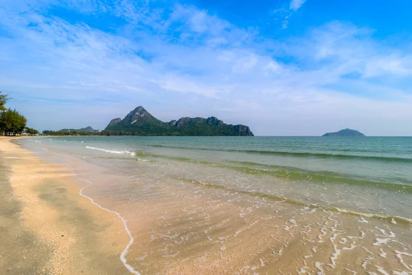 Playa de arena blanca en un tropical. Playa Blue Lagoon en Mueang Prac — Foto de Stock