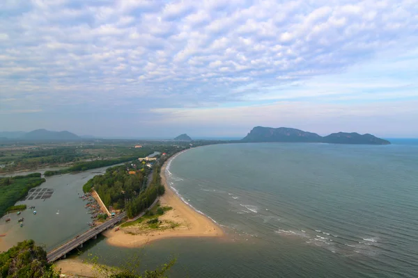 Playa de arena blanca en un tropical. Playa Blue Lagoon en Mueang Prac — Foto de Stock