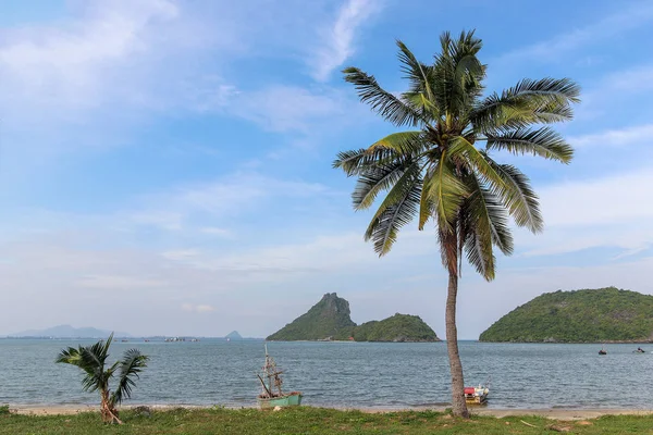 Tropikal bir plajda beyaz kum. Mueang Prac 'taki Blue Lagoon Plajı