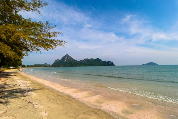 Spiaggia di sabbia bianca in un tropicale. Spiaggia della Laguna Blu a Mueang Prac — Foto Stock