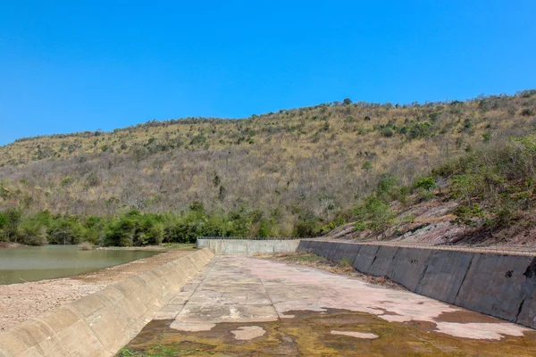 Baraj tepesi beton sızıntısı. Kırsal bölge nehri kapatıyor. — Stok fotoğraf