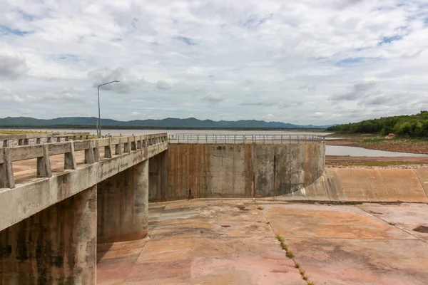 The dam crest the concrete spillway. countryside blocks the rive — Stock Photo, Image